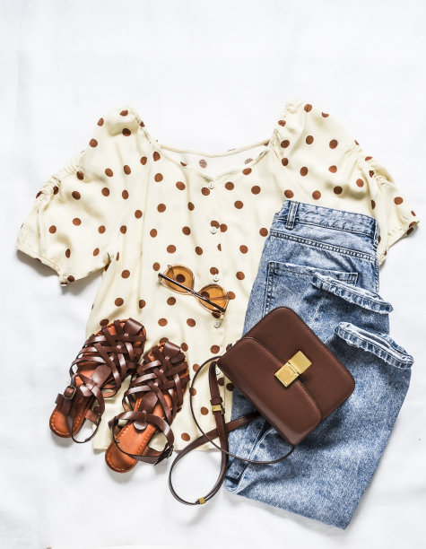 女装的夏天的衣服-蓝色妈妈牛仔裤，圆点衬衫，凉鞋和交叉身体包在一个浅色的背景，俯视图图片下载