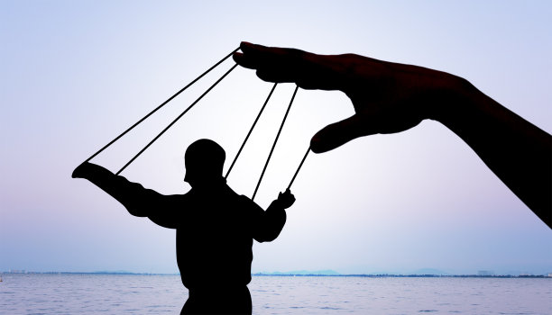 创造性的想法。精神上的木偶和精神上受控制的领导者，反常的担忧，认知上的独立性。手，剪影，拷贝空间，数字，横幅，网站-3d渲染图片下载