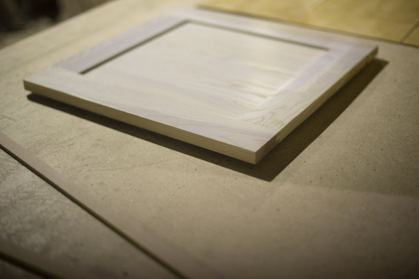 木工车间的木板。家具制造细节。木材加工。图片下载