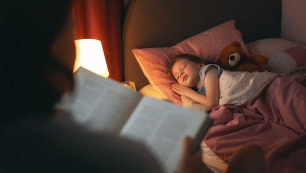 妈妈给女儿读一本书图片下载