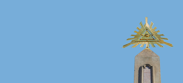 捷克共和国布拉格，三位一体柱的旗帜和手持十字架的圣人形象图片下载