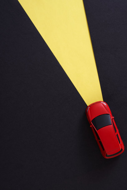 带有光线的红色玩具车图片下载