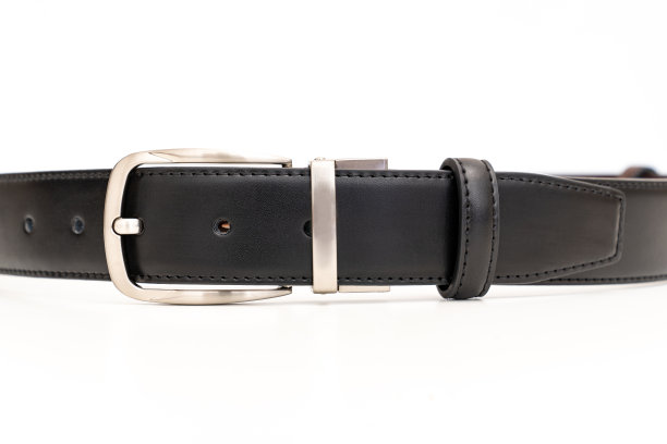 黑色的皮带在白色的背景。图片下载
