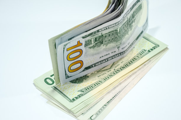白底上的美钞，信封里装了很多钱。图片下载