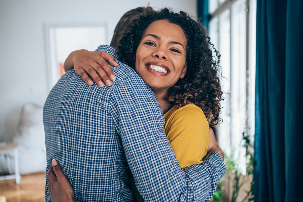 爱的夫妻在家里拥抱。图片下载