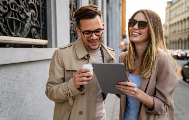 幸福成功的事业情侣，在都市的背景下一起玩乐。图片下载