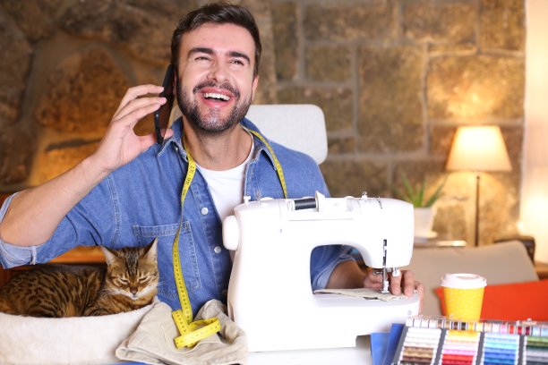 男性时装设计师在打电话图片下载