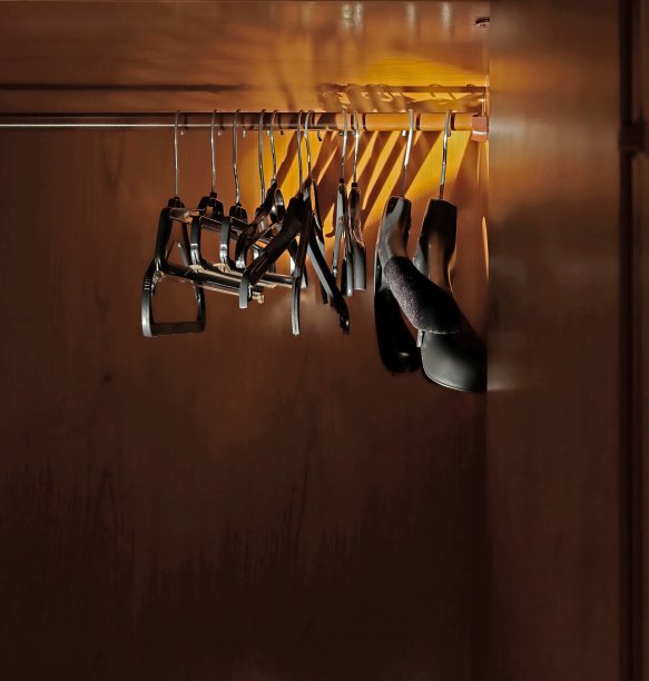 壁橱里空的黑色塑料衣架图片下载