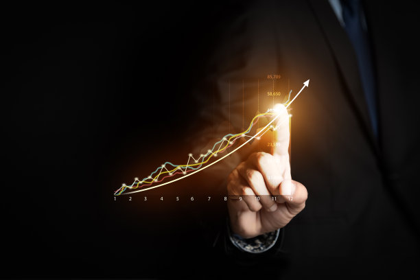 商人或交易员正在展示一个不断增长的虚拟全息图股票，进行投资交易。计划和策略，股票市场，业务增长，进步或成功的概念。图片下载