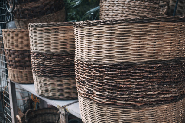 藤篮和其他手工艺品在Dapitan拱廊出售，奎松市，菲律宾。图片下载