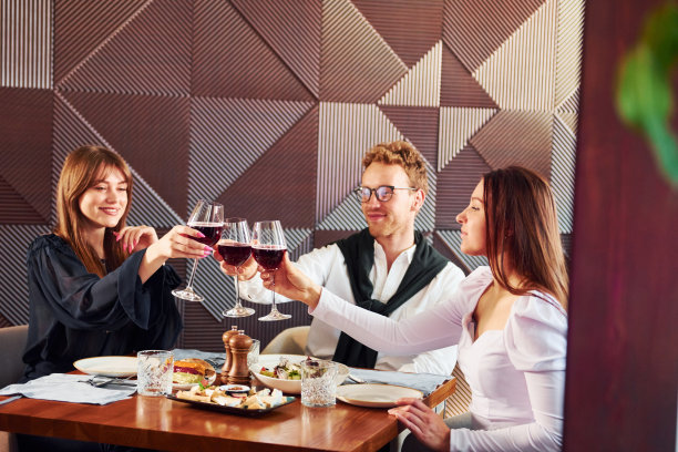 年轻夫妇和母亲。新现代豪华餐厅室内图片下载