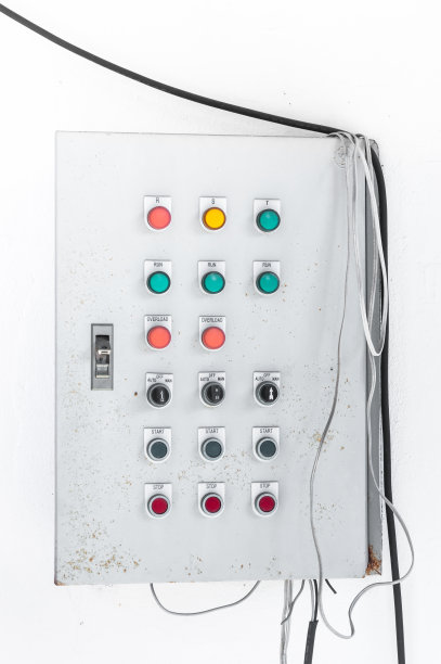 旧的电气控制在白墙上图片下载