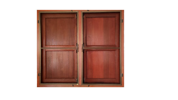 白色背景上的木制窗户。图片下载