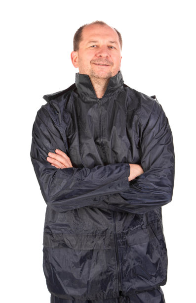 穿着防水工作服的交叉手臂的工人。图片下载