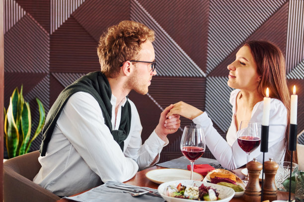 一对年轻男子和成年女子。新现代豪华餐厅室内图片下载