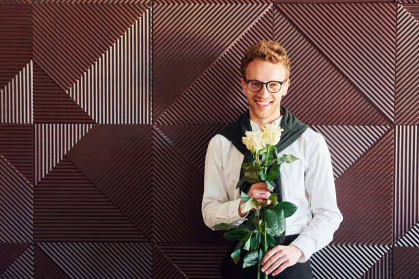 男人拥有鲜花。新现代豪华餐厅室内图片下载