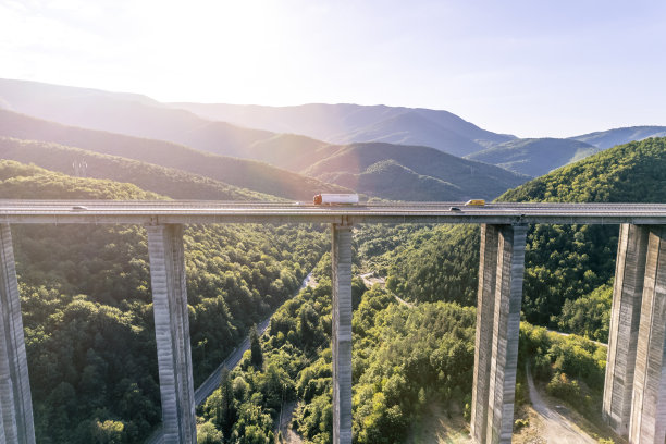 货车在高速公路高架桥上行驶图片下载
