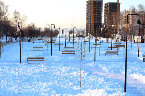 2019年12月27日，俄罗斯伊热夫斯克:伊热夫斯克市中心广场。长椅和灯笼。池塘的景色。背景。全景。图片下载
