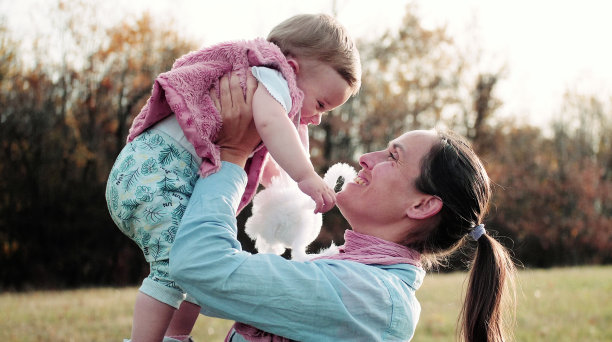 照顾孩子。宝宝跟着妈妈学会了爱自然。教育孩子关于可持续发展的知识。图片下载