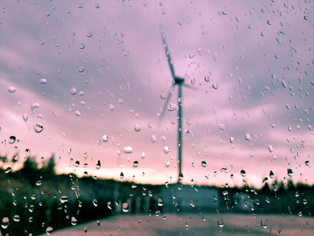 风力涡轮机在下雨天生产清洁能源图片下载