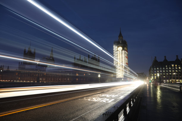 伦敦大本钟夜间交通红色巴士图片下载