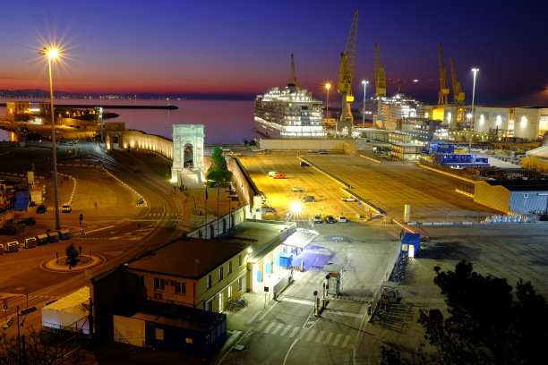 特拉扬拱门(安科纳港)图片下载