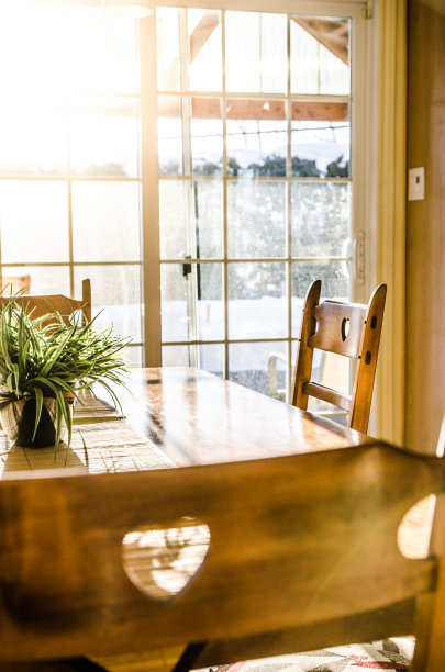 餐厅里有桌椅图片下载