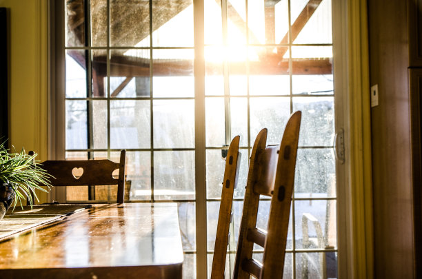 餐厅里有桌椅图片下载