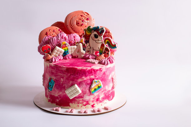 彩虹小马装饰在蛋糕上。图片下载