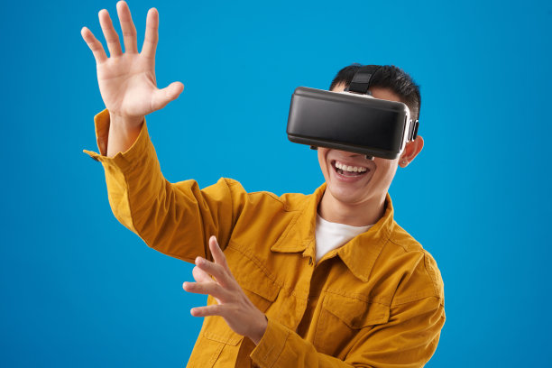 享受增强现实的人图片下载