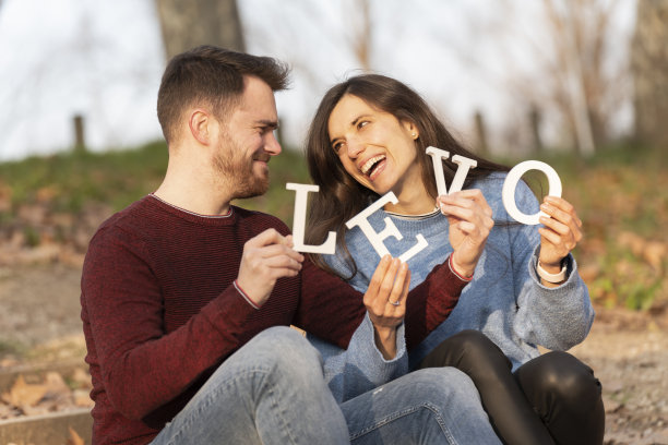 一对年轻夫妇在玩一些大大的爱情信图片下载