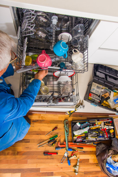 工人修理洗碗机图片下载