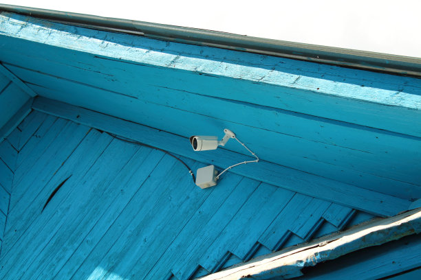 监控录像的摄像机就挂在房子上。Videcam。图片下载