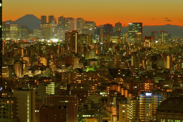 富士山和东京的天际线:日落后的黄昏图片下载