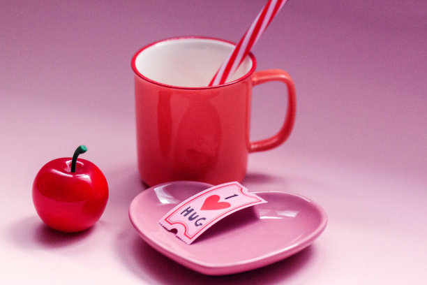 情人节，红色杯子，粉色心形盘子，樱桃和拥抱信息图片下载