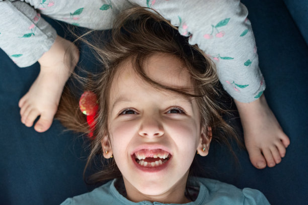 玩小脚的孩子们图片下载