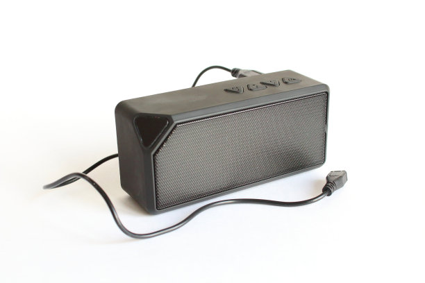 白色背景的迷你无线扬声器。孤立。特写镜头。图片下载