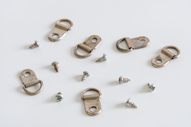 金属挂钩和螺丝。室内施工对象图片下载