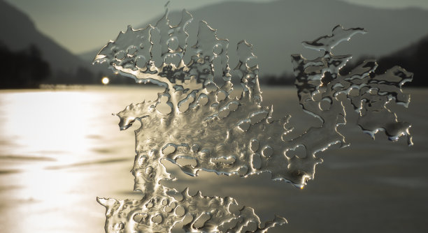 风和高温作用下形成的冰碎片。背景是日落时的湖。温暖的颜色。冬天。工作的性质图片下载