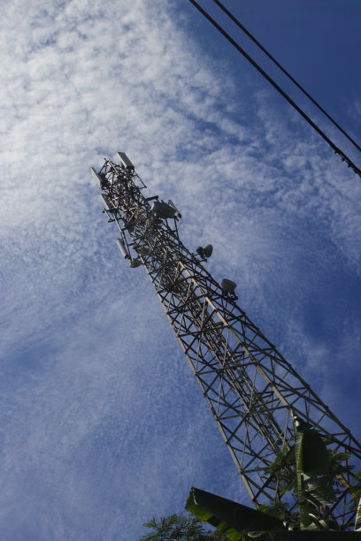 湛蓝天空背景的电信塔。图片下载