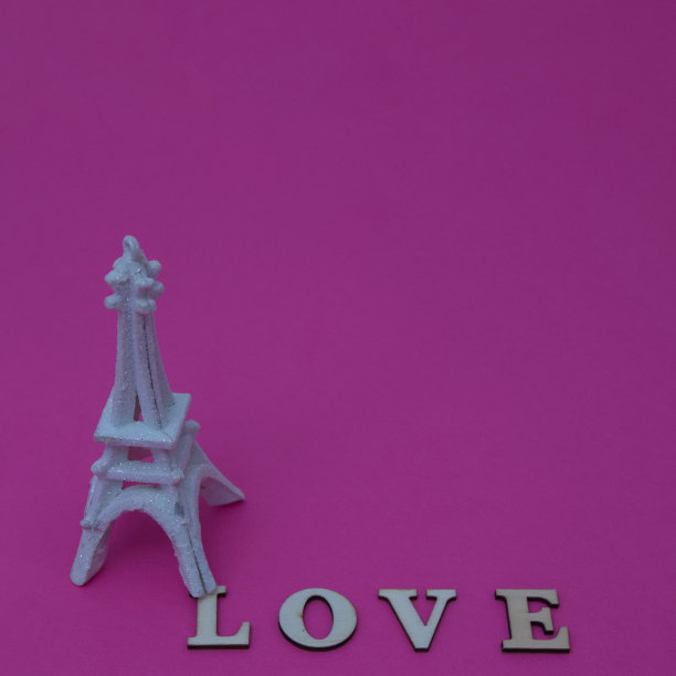 粉红色背景上写着爱的信的埃菲尔铁塔。最小的场景。图片下载