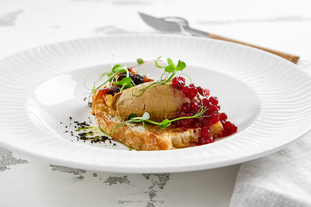 鸡肝酱脆皮面包配红醋栗酱和微绿。意式烤面包配鸡肉酱。美味的开胃菜——鹅肝吐司。乡村风格的果酱肝酱。图片下载