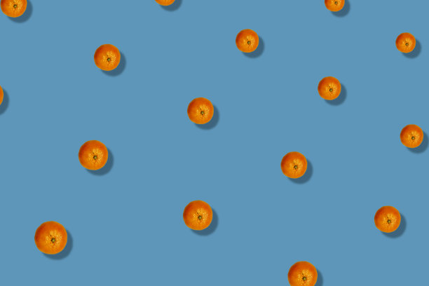 鲜艳的水果图案的新鲜柑橘在蓝色的背景与阴影。官话。前视图。平的。波普艺术设计图片下载