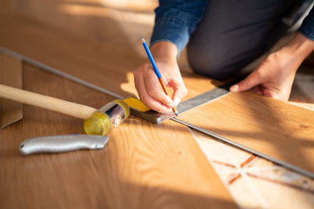 木匠正在房子里做SPC地板。图片下载