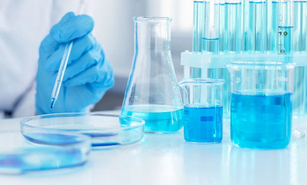 实验室的移液管在科学家的手中。一位科学家正在研究一种抗冠状病毒的疫苗。实验室的临床试验。图片下载