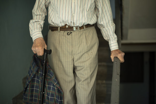 领养老金的人下楼。爷爷走下台阶。俄罗斯的老人。图片下载