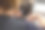 美发师在美容院给一个黑发女人理发。美容护发主题。图片下载