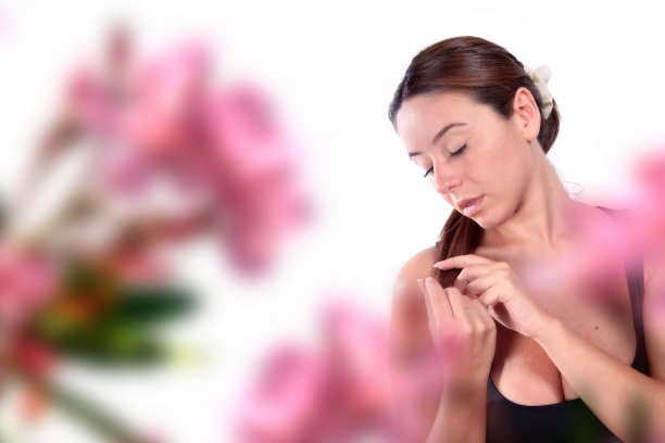 美丽概念的美丽深色女性肖像和鲜花图片下载