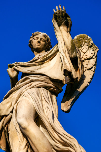 贝尼尼在罗马历史悠久的巴洛克式中心建造的天使雕像的细节图片下载