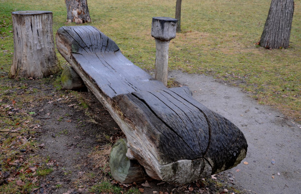 由切成两半的原木制成的乡村长凳，腿由原木制成。通常在郊外的公园和壁炉旁供应。木材不费力的形状和强度可以承受几十年图片下载
